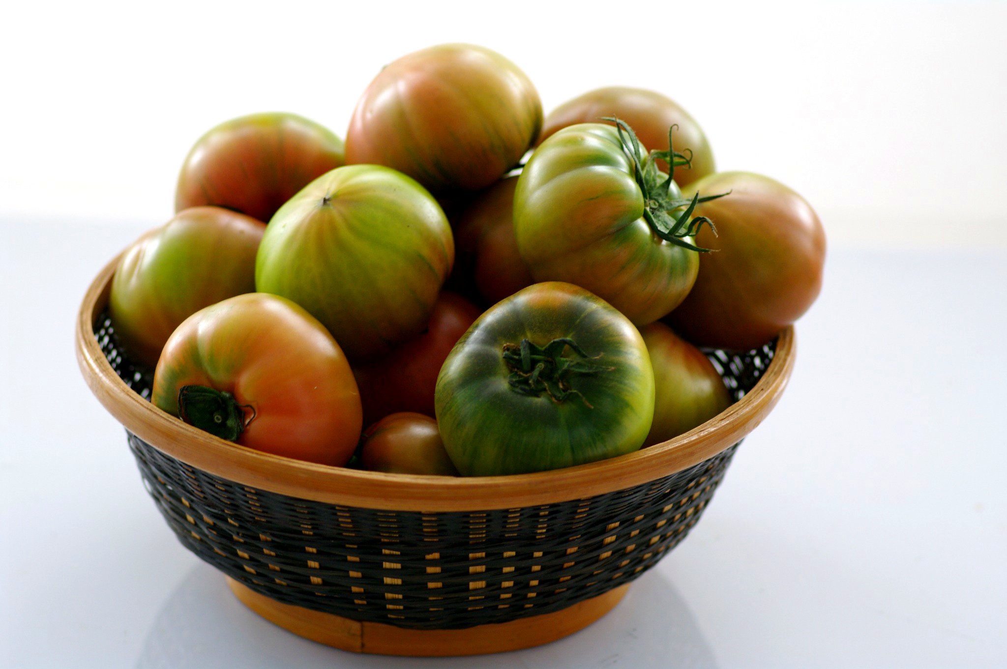 바구니에 담긴 짭짤이 토마토