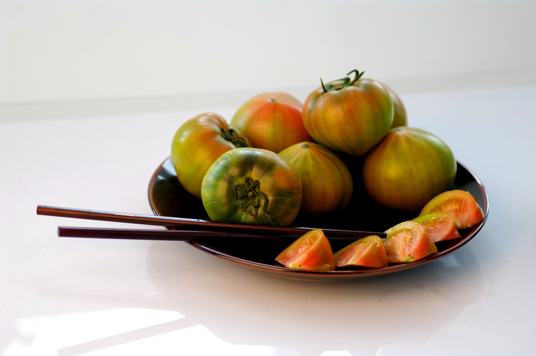 접시에 담긴 짭짤이 토마토